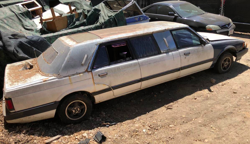 Illustration for article titled Someone Made a Limo Out of a Mid '80s Honda Accord and I Have So Many Questions